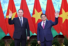 Le PM vietnamien, Pham Minh Chinh (à droite) et son homologue biélorusse, Roman Golovchenko, le 8 décembre à Hanoi. Photo : VNA.