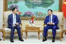 Le vice-Premier ministre Tran Hong Ha (droite) et Wang Hai Huai, directeur général de China Communications Construction Co., Ltd. (CCCC). Photo : VNA.