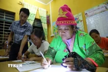 Des femmes participent à un cours d'alphabétisation. Photo : VNA.