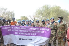 Les Casques bleus vietnamiens venus de l'hôpital de campagne de deuxième niveau No 5 du Vietnam participent à un rassemblement et une marche en l’honneur de la Journée internationale de la femme, à Bentiu, dans l'État d'Unity, au Soudan du Sud, le 8 mars.