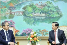 Le vice-Premier ministre Tran Hong Ha (droite) reçoit Yamada Takio, conseiller du ministère japonais des Affaires étrangères et ambassadeur chargé de la Communauté asiatique zéro émission (AZEC) du gouvernement japonais. Photo : VNA.