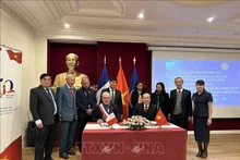 Le président du Comité populaire provincial de Dak Lak, Pham Ngoc Nghi (droite), et le maire de la ville de Nevers, Denis Thuriot, signent un protocole de coopération entre les deux localités. Photo : VNA.