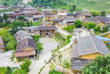 Le village de Lô Lô Chai, situé près de la pointe la plus septentrionale du Vietnam, a connu une transformation remarquable. Il reste le gardien d'un patrimoine profondément enraciné, avec des maisons transmises de génération en génération par l’ethnie Lô Lô, préservant leurs caractéristiques culturelles traditionnelles. 