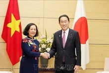 La membre du Bureau politique, Permanente du secrétariat du Comité central du PCV, présidente de la Commission de l’Organisation du Comité central du PCV Truong Thi Mai, et le Premier ministre japonais Fumio Kishida. Photo : VNA.