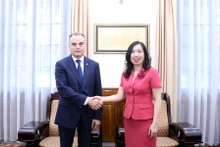La vice-ministre vietnamienne des Affaires étrangères, Lê Thi Thu Hang (à droite), et l'ambassadeur du Turkménistan au Vietnam, Parakhat Hommadovich Durdyev, le 21 juin à Hanoï. Photo: baoquocte.vn.