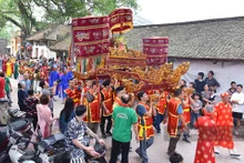 Cette année, la fête traditionnelle du village de Uoc Le s’est déroulée du 7 au 9 avril, attirant la participation de nombreux touristes vietnamiens et étrangers. Photo : laodong.vn