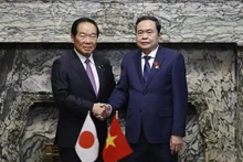 Le président de l'Assemblée nationale (AN) du Vietnam Tran Thanh Man (à droite) s'est entretenu le 4 décembre avec le président de la Chambre des représentants du Japon, Nukaga Fukushiro. Photo : VNA.