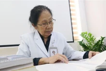 À 81 ans, la Professeure Nguyên Thi Ngoc Phuong poursuit sans relâche son travail. Photo: VNA.