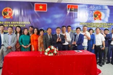 Lors de la cérémonie de fondation de l’Association des hommes d'affaires vietnamiens en Angola, le 9 juin à Luanda. Photo: baoquocte.vn.