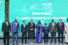Les délégués posent pour une photo de souvenir lors de la séance de clôture de réunion du Comité exécutif de l’Assemblée parlementaire de la Francophonie (APF), à Cân Tho, le 24 janvier. Photo : quochoi.vn