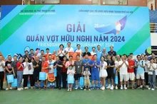Le tournoi amical de tennis de Hanoï 2024 attire la participation d’une centaine de sportifs amateurs venus des antennes de l’Union des organisations d’amitié de Hanoï, d’ambassades et d’organisations internationales implantées dans la capitale. Photo: baoquocte.vn.