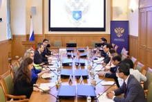 La délégation vietnamienne travaille avec le vice-ministre Konstantin Mogilevskyi et des représentants du ministère russe de la Science et de l'Enseignement supérieur. Photo: VNA.