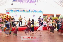 Un numéro artistique interprété par des étudiants laotiens au Vietnam, lors de la célébration du Bunpimay à Hanoï. Photo : thoidai.com.vn.