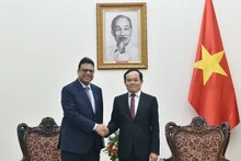 Le Vice-PM vietnamien, Trân Luu Quang (à droite), et le vice-président du géant américain P&G, Nitin Darbari, le 4 mars à Hanoï. Photo : baochinhphu.vn.
