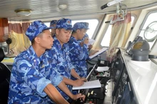 Le commandant de la patrouille des garde-côtes vietnamiens discute avec son homologue chinois au téléphone. Photo: VNA
