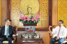 Le secrétaire du Comité provincial du Parti et président du Conseil populaire provincial de Long An, Nguyen Van Duoc (droite), reçoit le consul général de Biélorussie à Hô Chi Minh-Ville, Ruslan Varankou, le 22 août. Photo: VNA.