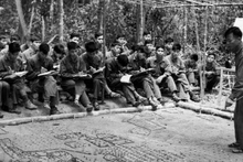 Les soldats du groupe d'armée Pleime (Gia Lai) discutent des plans pour combattre l'ennemi. Photo d'archives : VNA.