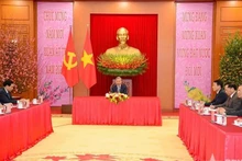 Le secrétaire général du Comité central du Parti communiste vietnamien (PCV), To Lam, s'entretient par téléphone avec le premier secrétaire du Comité central du Parti communiste cubain (PCC) et président de Cuba, Miguel Díaz-Canel. Photo : qdnd.vn 