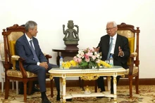 L'ambassadeur du Vietnam au Cambodge, Nguyên Minh Vu (gauche) rencontre le président du Conseil constitutionnel Im Chhun Lim. Photo : VNA. 