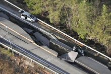 La route a été détruite après le tremblement de terre à Anamizu, préfecture d'Ishikawa, Japon, le 2 janvier 2024. Photo : Kyodo/VNA.