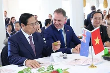 Le PM Pham Minh Chinh (1er, à gauche) examine des produits de l’Institut néo-zélandais de recherche sur les plantes et les aliments (PFR), à Auckland. Photo : VNA.