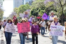Une marche pour exiger la fin de la violence et des inégalités entre les sexes dans la capitale mexicaine, à l'occasion de la Journée internationale de la femme (8 mars 2025). Photo : VNA.