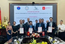 Lors de la signature d'un protocole d'accord sur l'amélioration de la qualité des examens et des traitements des maladies chroniques au Vietnam jusqu'en 2026. Photo : VNA