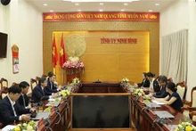 Lors de la séance de travail entre le secrétaire du Comité provincial du Parti, Doan Minh Huan, et la délégation de l’UNESCO, conduite par le représentant en chef de l’UNESCO au Vietnam Jonathan Baker. Photo : VNA.
