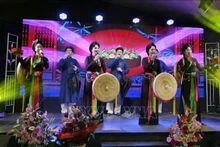 Les chants populaires Quan Ho interprétés par des artistes du Théâtre de Quan Ho de Bac Ninh. Photo : VNA. 