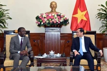 Le vice-Premier ministre et ministre vietnamien des Affaires étrangères, Bui Thanh Son (à droite), et Lazare Eloundou Assomo, directeur du Centre du patrimoine mondial de l'UNESCO, le 19 mai à Hanoï. Photo: baoquocte.vn 