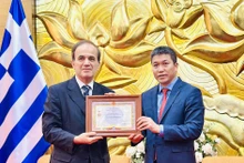 Le président de l'Union des organisations d'amitié du Vietnam (VUFO), Phan Anh Son (à droite), remet l’Insigne "Pour la paix et l'amitié entre les peuples" à l'ambassadeur de Grèce au Vietnam Georgios Stilianopoulos. Photo : VNA.