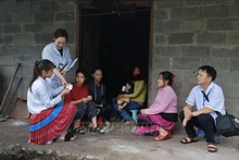 Soins sanitaires dans un hameau à Ha Giang. Photo : VNA. 