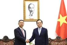 Le Vice-Premier ministre Trân Luu Quang (à droite) et le président du groupe chinois Trina Solar, Gao Jifan. Photo : VNA.