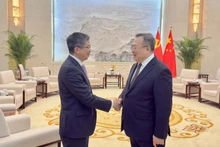 L'ambassadeur du Vietnam en Chine, Pham Thanh Binh (gauche), et Liu Jianchao, chef du Département international du Comité central du Parti communiste chinois (PCC). Photo : VNA. 