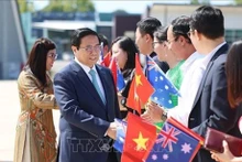 Le Premier ministre Pham Minh Chinh et son épouse font leur adieu aux représentants de la communauté vietnamienne en Australie avant de quitter Canberra pour une visite officielle en Nouvelle-Zélande, le 9 mars. Photo : VNA.