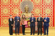 Cérémonie de remise du certificat d’investissement au groupe thaïlandais WHA pour son projet de construction de la zone industrielle WHA 2 dans les deux communes de Nghi Hung et Nghi Dông, district de Nghi Lôc, province de Nghê An (au centre). Photo : NDEL.