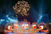 Lors du Festival des flamboyants rouges, le certificat d’inscription sur la liste de patrimoine naturel mondial à la baie d'Ha Long (province de Quang Ninh) et à l’archipel de Cat Bà (ville portuaire de Hai Phong) a été rémis. Photo : journal Hai Phong