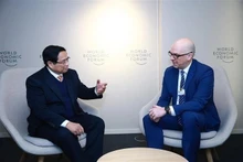 Le Premier ministre Pham Minh Chinh (gauche) et le Premier ministre du Liechtenstein, Daniel Risch à Davos. Photo : VNA.