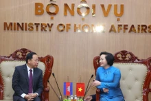 La ministre vietnamienne de l’Intérieur, Pham Thi Thanh Tra (à droite), et le le ministre cambodgien des Cultes et Religions, le 31 juillet à Hanoi. Photo : VNA.