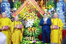 Le Premier ministre présente ses vœux à l’occasion de la Journée du Vesak. Photo : VNA.