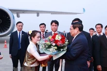 Le Premier ministre vietnamien (à droite) termine son voyage d'affaires pour assister au Sommet du MRC. Photo : VNA.