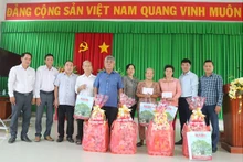 Le chef adjoint du bureau de représentation du Journal Nhân Dân à Cân Tho, Duong Hông Lâm offre des cadeaux du Têt aux familles bénéficiaires des politiques sociales et aux ménages pauvres dans la province de Trà Vinh. Photo : NDEL.