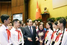 Le Président de l’Assemblée nationale vietnamienne Trân Thanh Mân avec les très jeunes députés d’un jour à la deuxième session simulée de l’Assemblée nationale des enfants. Photo : VNA.