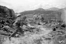 Nos unités d'assaut attaquent l'ennemi sur la colline A1. Photo d’archives : VNA.