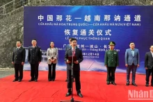 Le président du Comité populaire du district de Tràng Dinh, province de Lang Son, Vu Duc Thiên, s'exprime lors de la cérémonie de rétablissement du dédouanement pour les activités d'importation et d'exportation des marchandises. Photo : NDEL.