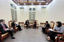 L'ambassadrice Nguyên Phuong Nga, présidente de l'Union des Organisations d'Amitié du Vietnam (VUFO) a reçu le directeur général du département Asie-Pacifique relevant du ministère mexicain des Affaires étrangères Fernando Gonzalez Saiffe. Photo : thoidai.com.vn