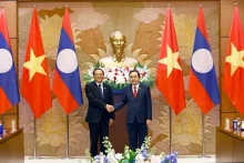 Le président de l'Assemblée nationale (AN) du Vietnam, Tran Thanh Man (à droite) et le Premier ministre lao, Sonexay Siphandone. Photo : VNA.