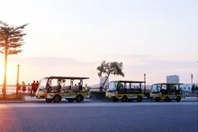 Le circuit de visite de la ville d’Ha Long en véhicule électrique Aloha. Photo : baoquangninh.vn