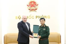 Le général d’armée Phan Van Giang, ministre vietnamien de la Défense (à droite), et le général de corps d’armée Alexandre Viatcheslavovitch Kourenkov, ministre russe des Situations d'urgence. Photo : VNA.
