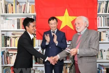 Renato Darsie (à droite) accorde le droit d'utiliser la Maison de la culture vietnamienne aux représentants des étudiants vietnamiens en mai 2022. Photo : VNA.